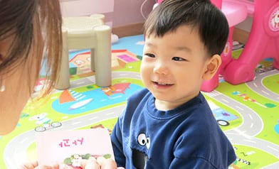 쫑알파티에서 아기가 즐겁게 놀이하며 언어를 배우는 모습