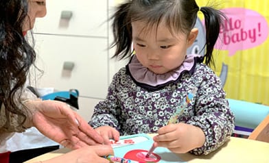 나야파티에서 아기가 스스로 활동하며 자립심을 기르는 모습